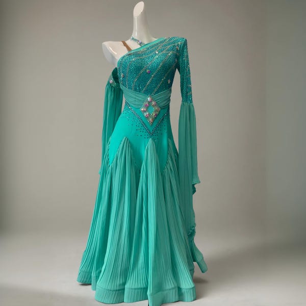 Vestido de baile de salón color turquesa con un solo hombro, falda plisada con pedrería y traje estándar para competiciones de baile.