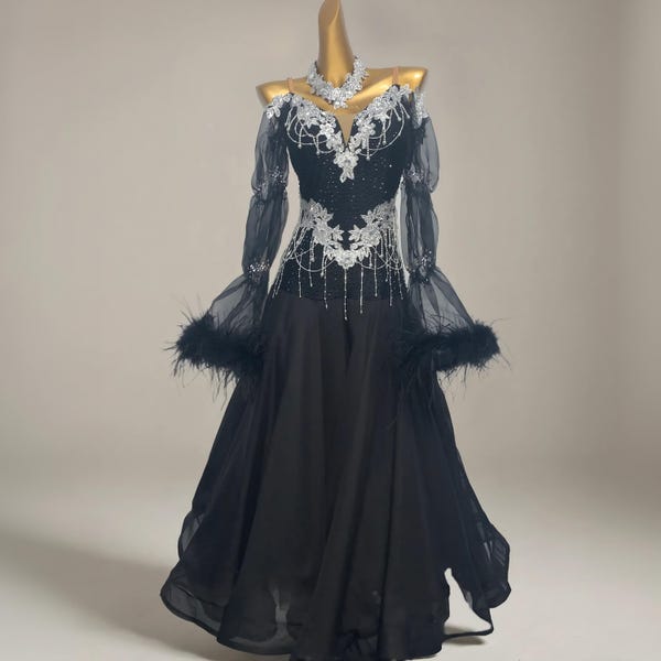 Vestido de salón negro con mangas transparentes y detalles de plumas – Vestido largo para competición de baile