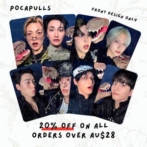 Op de afbeelding: Een verzameling rechthoekige kaarten met afbeeldingen van mensen en dinosaurus handpoppen. De kaarten hebben een donkerblauwe achtergrond en de tekst "POCAPULLS" en "FRONT DESIGN ONLY". De onderkant van de afbeelding heeft de tekst "20% OFF ON ALL ORDERS OVER AU$28".