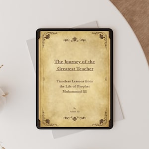 Può includere: Stampa incorniciata con il titolo "The Journey of the Greatest Teacher" e il sottotitolo "Timeless Lessons from the Life of Prophet Muhammad". La stampa ha uno sfondo simile a pergamena con decorazioni floreali agli angoli e una cornice nera.