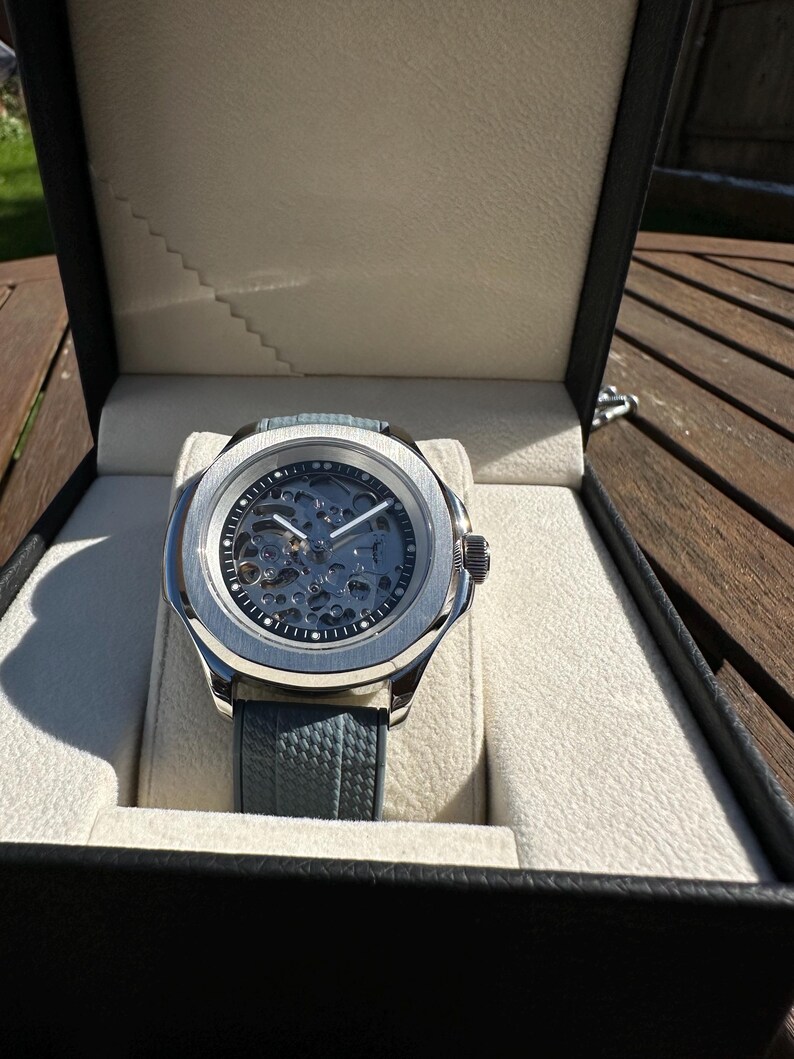Montre squelette assemblée à la main | Cadran à cœur ouvert, mouvement NH70, boîtier en acier inoxydable image 9