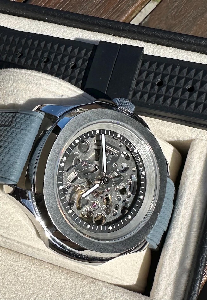 Montre squelette assemblée à la main | Cadran à cœur ouvert, mouvement NH70, boîtier en acier inoxydable image 1