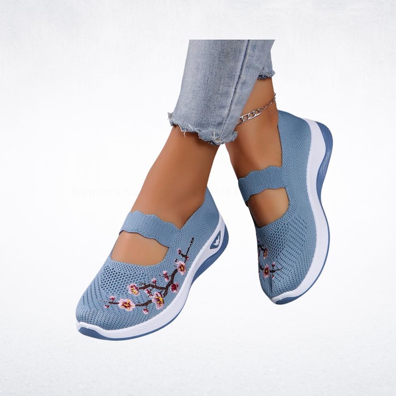 Pu&ograve; includere: Sneakers in rete blu chiaro con ricami floreali. Le scarpe hanno una suola bianca e un bordo blu. Hanno un cinturino in stile Mary Jane. Comode ed eleganti.