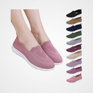 Può includere: Scarpe slip-on rosa con suola bianca e tomaia in maglia traspirante. L'immagine mostra anche lo stesso modello di scarpa in nero, marrone, blu navy, verde, grigio, bordeaux, beige, viola e rosa.