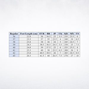 Pu&ograve; includere: Una tabella di conversione delle taglie di scarpe. Mostra le taglie EUR, BR, JP, UK, KR, MX e US. La tabella indica la lunghezza del piede in centimetri, da 22,8 cm a 26,3 cm, con le taglie EUR corrispondenti da 36 a 43.