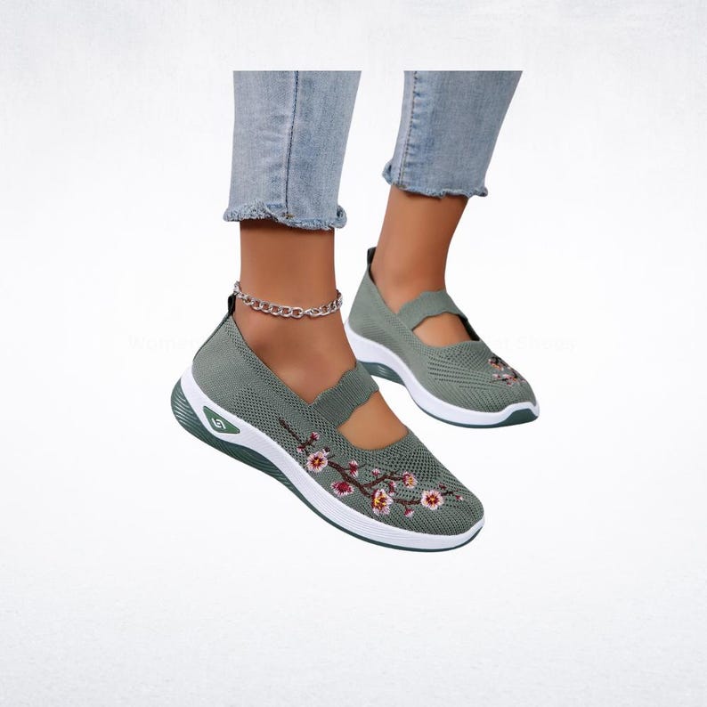 Pu&ograve; includere: Scarpe slip-on verde salvia con suola bianca e ricami floreali. Le scarpe hanno una tomaia in maglia traspirante e un cinturino sulla parte superiore del piede. Progettate per comfort e stile.