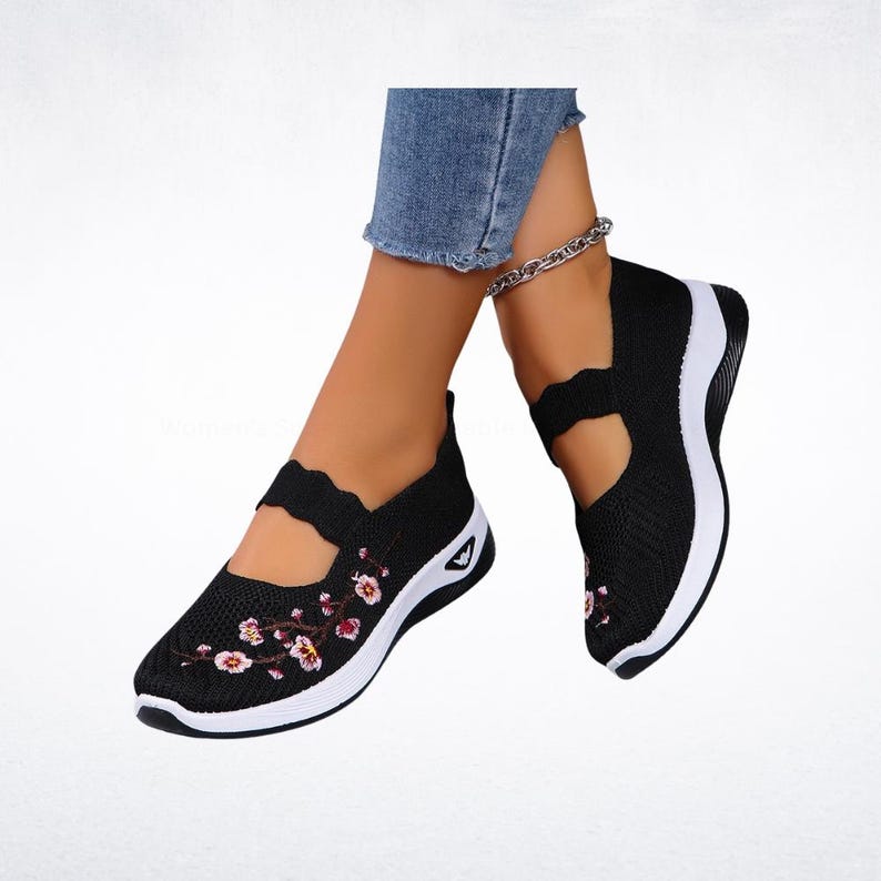 Pu&ograve; includere: Sneakers slip-on neri con suola bianca e ricamo floreale. Le scarpe hanno un cinturino ondulato sulla parte superiore del piede. Queste sneakers sono un'opzione di calzatura comoda ed elegante.