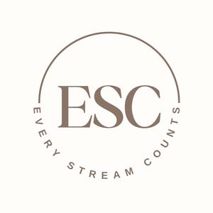 以下が含まれることがあります： 黒い持ち手と「But First, Coffee」の太字の黒い文字が入った白いセラミックマグカップ。マグカップはぼやけた背景に置かれ、居心地の良い環境を示唆しています。