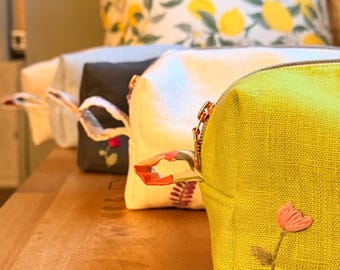 Handgefertigte Kosmetiktasche aus Leinen mit Blumenfutter & Stickerei | Mehrere Farben erhältlich | Minimalistisches Design