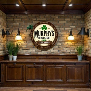 Op de afbeelding: Een rond houten bord met de tekst "Murphy's Irish Stout" en een groene klaver. Het bord is bevestigd aan een bakstenen muur boven een houten kast. Het bord bevat ook de woorden "Extra Smooth".
