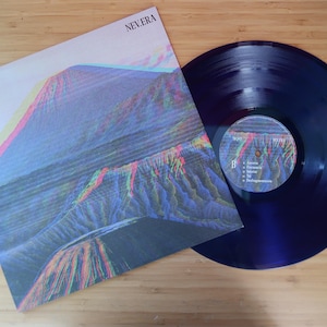 Disco de vinilo personalizado con etiqueta central impresa + inserto de papel de 350 gr o funda sin lomo