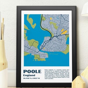 Pode incluir: Impressão emoldurada do mapa de Poole, Inglaterra, com um esquema de cores azul e cinza e detalhes em amarelo. A impressão inclui o nome da cidade, as coordenadas e uma breve descrição. O mapa está em uma moldura preta.