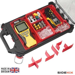 Pode incluir: Uma caixa de ferramentas preta e vermelha com várias ferramentas de rede, incluindo um testador Klein Tools Scout Pro 3 amarelo e preto, uma ferramenta de crimpagem e conectores. A imagem também mostra divisores vermelhos e o texto "MADE IN BRITAIN".