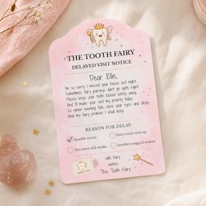 Könnte beinhalten: Eine blassrosa rechteckige Karte mit dem Titel The Tooth Fairy Delayed Visit Notice. Sie zeigt eine Zeichentrick-Zahnfigur mit Krone und Flügeln, ein an Ellie gerichtetes Gedicht und eine Checkliste, bei der Sparkle storm ausgewählt ist.