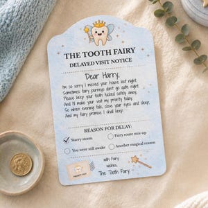 Könnte beinhalten: Eine hellblaue Karte mit dem Titel THE TOOTH FAIRY DELAYED VISIT NOTICE und einer gezeichneten Zahnfigur mit Flügeln und Krone. Der Text ist an Harry gerichtet, erklärt einen verpassten Besuch und listet Verzögerungsgründe auf, mit einem Haken bei Starry storm.