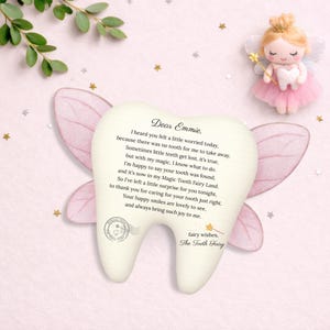 Może przedstawiać: Karta w kształcie zęba z tekstem: Dear Emmie, I heard you felt a little worried today, because there was no tooth for me to take away. Sometimes little teeth get lost, it’s true, but with my magic, I know what to do. I’m happy to say your tooth was found, and it’s now in my Magic Tooth Fairy Land. So I’ve left a little surprise for you tonight, to thank you for caring for your tooth just right. Your happy smiles are lovely to see, and always bring such joy to me.