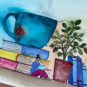 Peut inclure: Une peinture à l'aquarelle représentant une grande tasse bleue avec un sachet de thé posée sur une pile de livres colorés. Un petit personnage lit un livre à côté d'une plante verte dans un pot rouge, avec d'autres livres bleus verticaux.