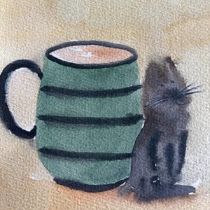 Peut inclure: Une peinture à l'aquarelle représentant une tasse verte avec trois rayures horizontales noires et une anse noire, remplie d'une boisson brun clair. À côté de la tasse se trouve un petit chat gris foncé avec des moustaches sur fond beige.