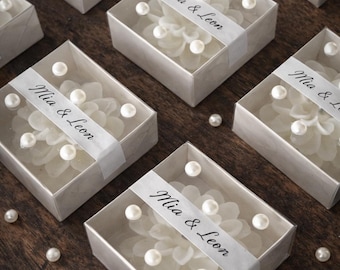 Minivelas personalizadas para bodas, recuerdos de boda para invitados al por mayor, recuerdos para despedidas de soltera, decoración rústica para bodas, vela floral con perlas.
