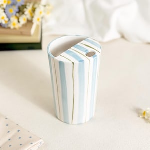 Handmålad randig keramisk resemugg med lock, keramikkaffemugg, 28 cl kopp att ta med, present till kaffeälskare