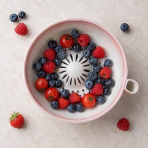 Ciotola per frutti di bosco in ceramica rosa, ciotola per lavare la frutta fatta a mano, scolapasta per frutti di bosco in stile rustico per la cucina.