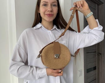 女性用ラウンドストロークロスボディバッグ、籐編みショルダーバッグ、夏のビーチバッグ、円形ウィッカーハンドバッグ、彼女への環境に優しいギフト