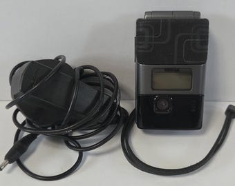希少なビンテージNokia 7200折りたたみ式携帯電話（充電器付き）。