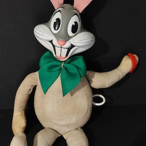 Bugs Bunny parlante de Mattel Warner Bros, modelo de 1971, con mecanismo de cuerda para tirar.