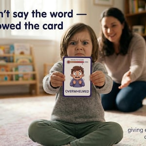 Può includere: Un bambino seduto mostra una carta con la parola "OVERWHELMED" e un'illustrazione di una persona angosciata. Il testo sopra dice "non poteva dire la parola - così ha mostrato la carta." Una donna sorride sullo sfondo.