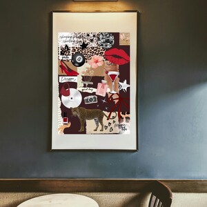 Könnte beinhalten: Eine gerahmte Collage mit Leopardenmuster, rotem High Heel, Discokugel und roten Lippen. Die Collage enthält die Wörter "Dream" und "Magic Life". Das Kunstwerk wird an einer dunkelgrauen Wand ausgestellt.