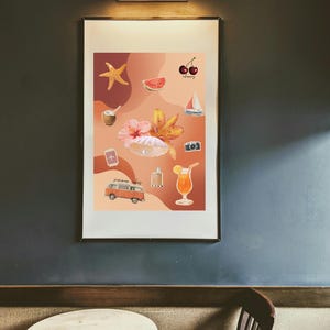 Könnte beinhalten: Ein gerahmter Druck mit einer Collage von Illustrationen zum Thema Sommer. Das Kunstwerk umfasst einen Seestern, Kirschen, ein Segelboot, einen Cocktail, einen Vintage-Van und tropische Blumen. Die Worte "summer vibes" sind ebenfalls sichtbar.