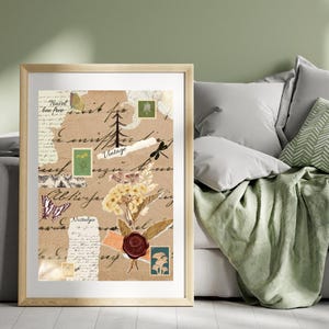 Könnte beinhalten: Ein gerahmter Kunstdruck mit einem Vintage-Collage-Design. Das Kunstwerk zeigt botanische Elemente, Briefmarken und handschriftliche Schrift auf einem beigen Hintergrund. Ein Schmetterling und ein rotes Wachssiegel fügen Details hinzu.
