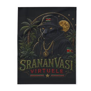 Op de afbeelding: Zwarte deken met een panter die een vissershoed en een gouden ketting draagt, tegen een tropische achtergrond met palmbomen en een volle maan. De tekst "SRANANVASI VIRTEUELE" is weergegeven in een gestileerd lettertype.