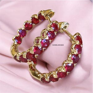 Orecchini a cerchio con diamanti rosso rubino, placcati in oro giallo 14 carati, orecchini a cerchio Huggie con rubino all'interno e all'esterno, orecchini di lusso rosso acceso da donna, orecchini eleganti