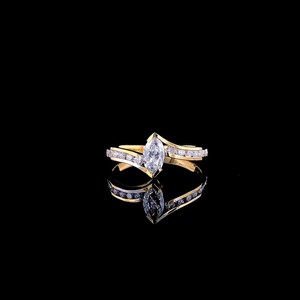Marquise diamanten verlovingsring, gespleten schacht pavé band, 14 kt massief gouden ring.