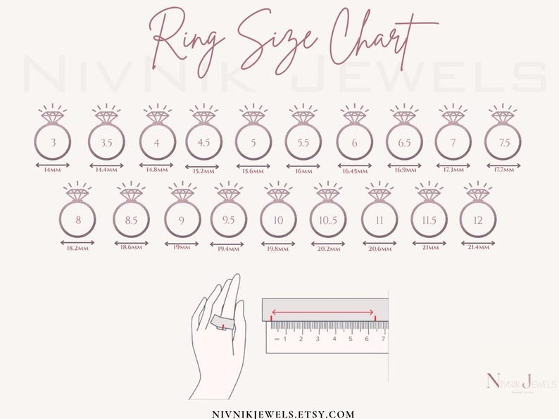Puede incluir: Tabla de tallas de anillos con tallas de la 3 a la 12, con las medidas correspondientes en mil&iacute;metros. Incluye una mano con un anillo y una regla para medir el tama&ntilde;o del dedo. El texto "Ring Size Chart" est&aacute; en la parte superior.