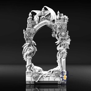 Pu&ograve; includere: Una scultura dettagliata di un arco fantasy bianco con draghi, castelli e scudi araldici. Draghi con le ali spiegate sono appollaiati in cima all'arco e sui pilastri. Il design include dettagli intricati di un castello e di un albero.