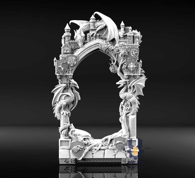 Pu&ograve; includere: Una scultura dettagliata di un arco fantasy bianco con draghi, castelli e scudi araldici. Draghi con le ali spiegate sono appollaiati in cima all'arco e sui pilastri. Il design include dettagli intricati di un castello e di un albero.