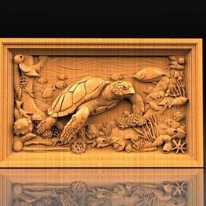 Puede incluir: Talla en relieve de madera de una tortuga marina nadando entre corales, peces y otra vida marina. La obra de arte está enmarcada y presenta tallas detalladas en tonos marrón claro.