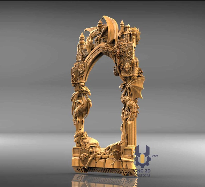 Pu&ograve; includere: Un'arcata in legno dettagliata con intagli di draghi, castelli e scudi. L'arcata ha una base rettangolare e una parte superiore curva, con draghi ai lati. Il design &egrave; ornato e a tema fantasy.