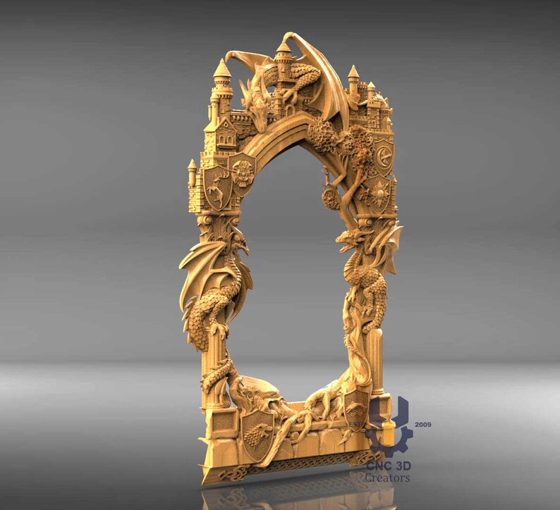 Pu&ograve; includere: Un arco dettagliato, marrone dorato, scolpito con draghi, castelli e scudi. I draghi sono appollaiati sui lati e sulla sommit&agrave;, con un castello in cima all'arco. La base presenta altre sculture di draghi e scudi. Il testo "CNC 3D Creators" &egrave; visibile.