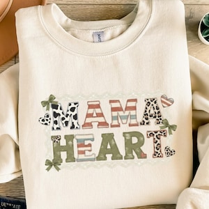 Könnte beinhalten: Eine weiße Keramik-Tasse mit schwarzem Henkel und dem Text "But First, Coffee" in schwarzer, handschriftlicher Schrift. Die Tasse steht auf einer weißen Oberfläche.