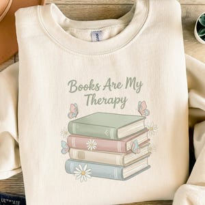 Könnte beinhalten: Rustikales Holzschild mit dem Text "Welcome to our home" in handschriftlichem Stil. Das Schild hat eine Used-Optik und ein schlichtes, einladendes Design, ideal für eine Veranda oder einen Eingangsbereich.