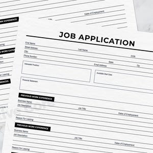 Puede incluir: Dos formularios de solicitud de empleo blancos con texto negro se muestran sobre una superficie de mármol. Los formularios incluyen secciones para información personal, experiencia laboral y referencias. Las palabras "SOLICITUD DE EMPLEO" se muestran de forma destacada en la parte superior de un formulario.