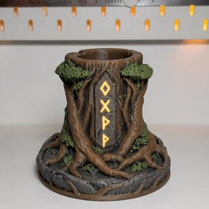 Organizador de mesa Árvore Rúnica Mística, Porta-canetas individual impresso em 3D e pintado à mão para escritores e entusiastas de fantasia.