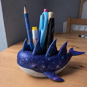 Portalápices Ballena Galáctica - Organizador de escritorio impreso en 3D con separadores de aleta dorsal, decoración oceánica fantástica pintada a mano para bolígrafos individuales
