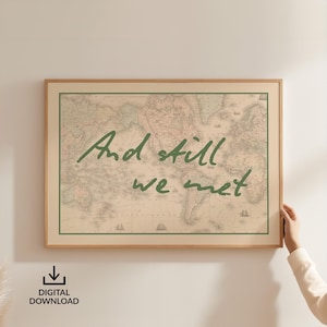 Póster "Y aún nos conocimos": Impresión con cita de pareja sobre el mapa del mundo, regalo para relaciones a distancia, arte mural para almas gemelas, imprimible de aniversario
