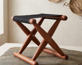 Sgabello da campeggio pieghevole e compatto – Struttura a X in legno massello con sedile in pelle. Sgabello portatile da esterno per escursionismo e trekking.