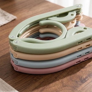 Puede incluir: Un letrero de madera rústico con el texto "Welcome to our home" en letras blancas. El letrero presenta un acabado envejecido y un diseño sencillo y acogedor, ideal para un porche o entrada.