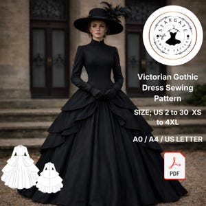 Pode incluir: Uma mulher em um vestido gótico vitoriano preto com uma saia ampla e mangas compridas, usando um chapéu combinando com penas e luvas. A imagem inclui um padrão de costura com o texto "Victorian Gothic Dress Sewing Pattern" e detalhes de tamanho.